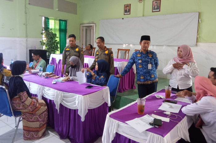 Suasana penyaluran bansos di Kecamatan Klambu beberapa waktu lalu.