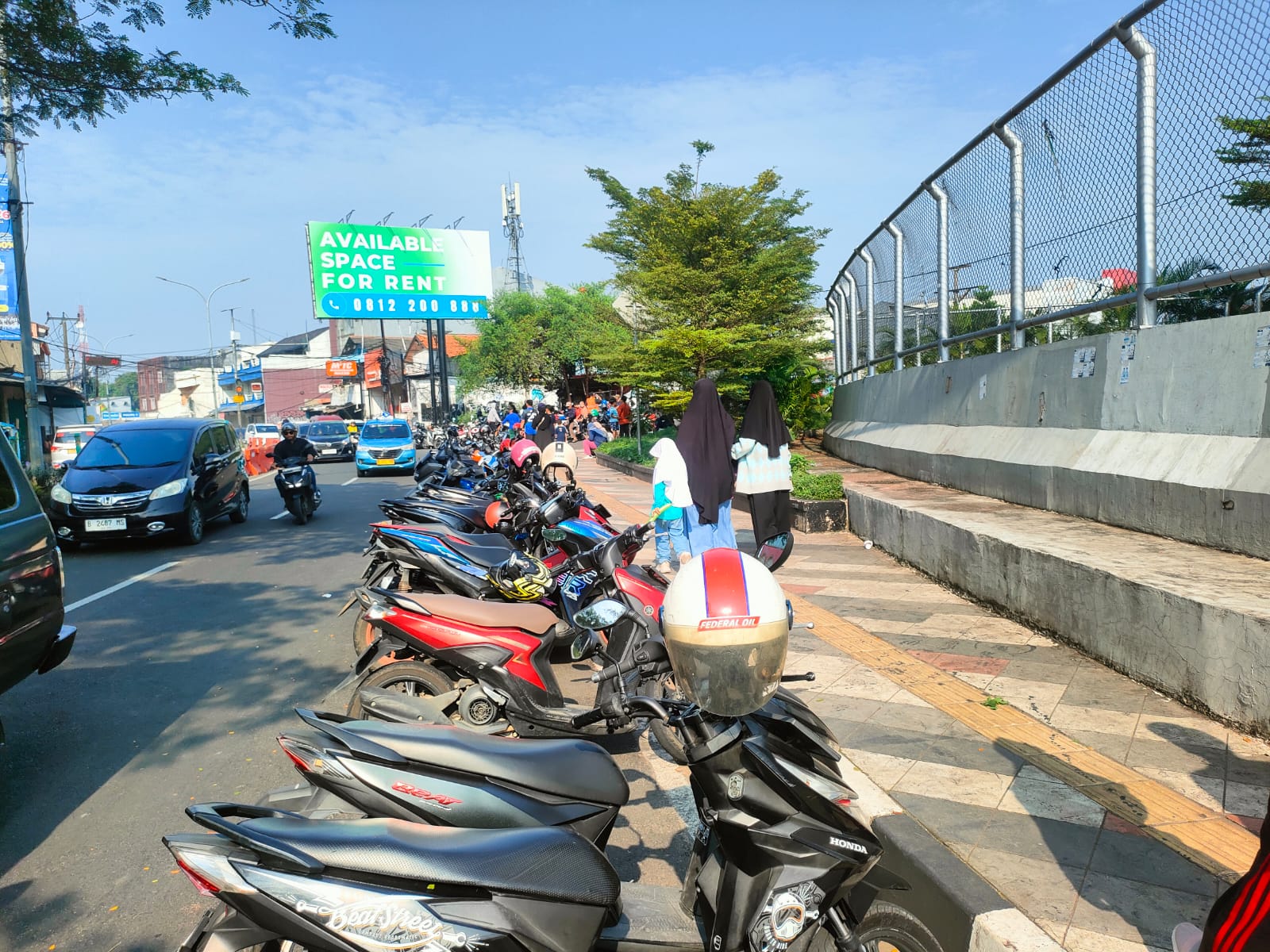 Tempat parkir CFD Depok yang melakukan getok parkir Rp5 ribu kepada penghujung, Minggu&nbsp;13 Juli 2025.