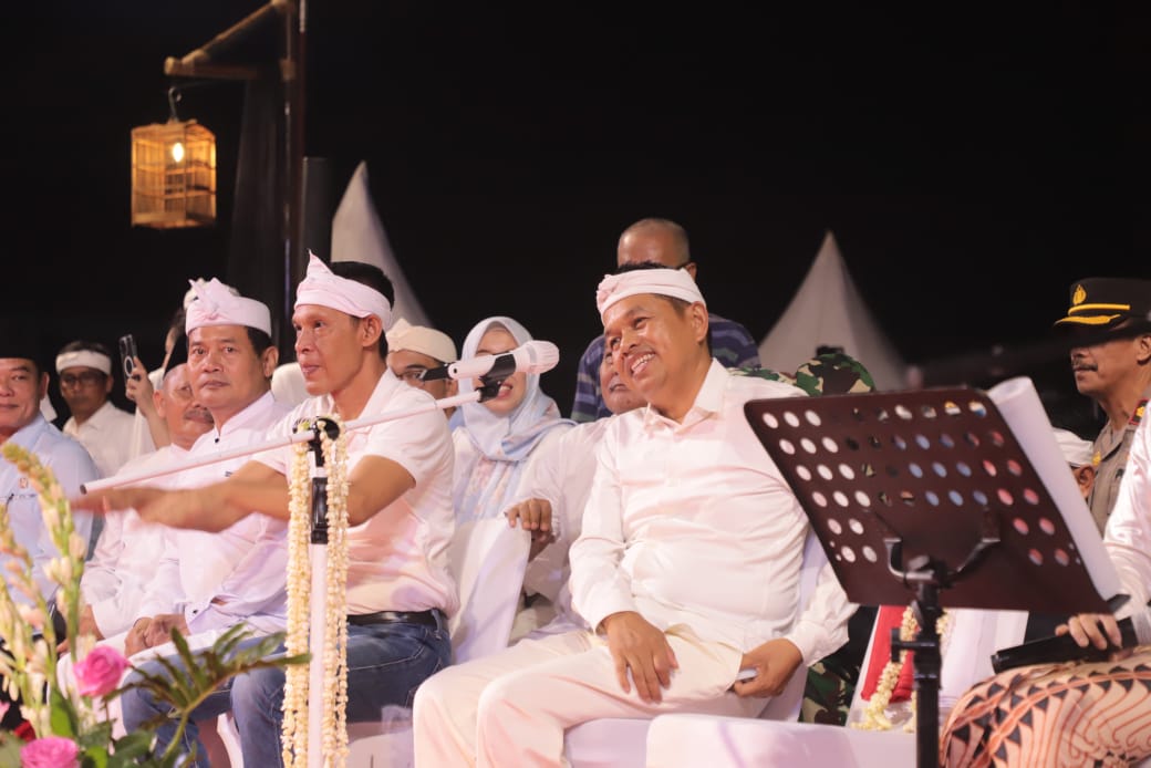 Wakil Bupati Bogor, Ade Ruhandi Jaro Ade Bersama Gubernur Jawa Barat, Dedi Mulyadi, saat menyapa masyarakat Parungpanjang.