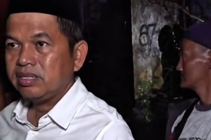 Gubernur Jawa Barat Dedi Mulyadi saat mengunjungi kawasan Puncak tepatnya di Megamendung, Kabupaten Bogor pasca banjir dan longsor.