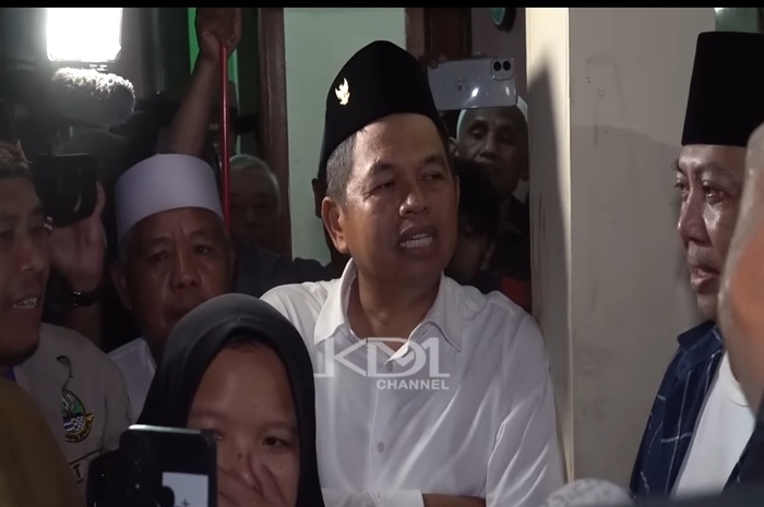 Gubernur Jawa Barat Dedi&nbsp;Mulyadi datang ke lokasi longsor di Megamendung, Kabupaten Bogor.