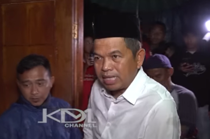 Gubernur Jawa Barat Dedi Mulyadi saat mengunjungi lokasi longsor di Megamendung, Kabupaten Bogor.