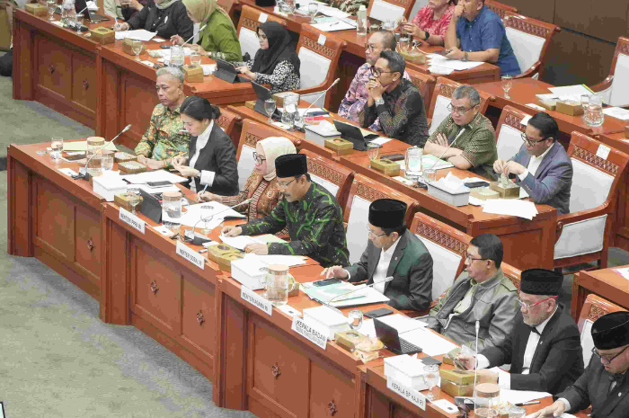 Gus Ipul melaksanakan raker dengan DPR.
