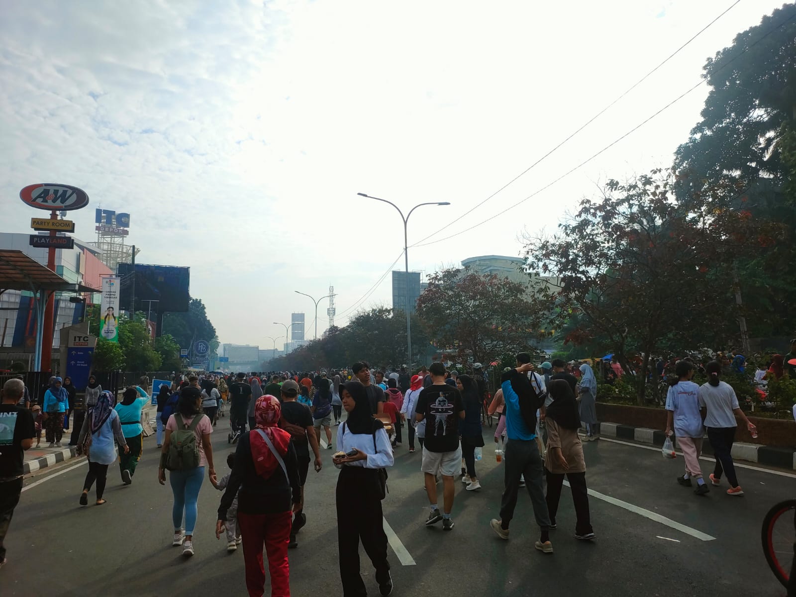 Warga berolahraga di kawasan CFD Jalan Margonda Raya, Kota Depok, Minggu 13 Juli 2025.