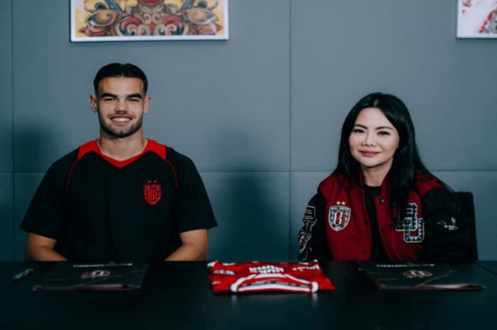 Jens Raven saat diperkenalkan sebagai pemain baru Bali United.
