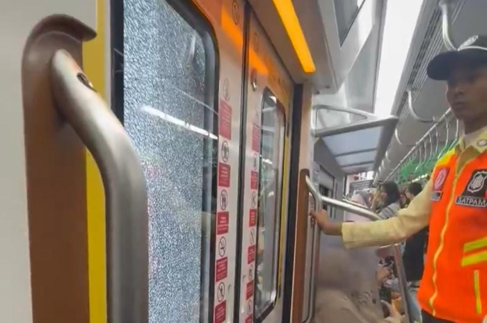 Kondisi rangkaian KRL commuter line yang pecah pasca dilempar batu.