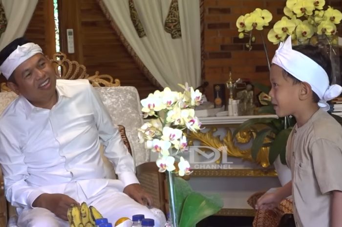 Gubernur Jawa Barat&nbsp;Dedi Mulyadi&nbsp;saat bertemu dengan Babang penceramah cilik asal Sukabumi.