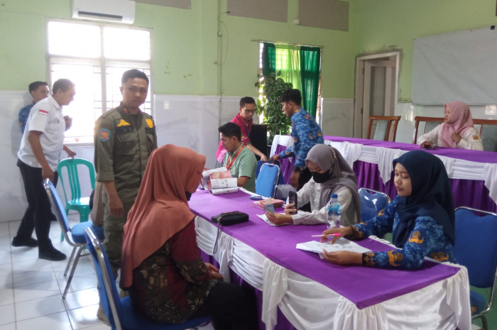 Penyaluran bansos di Kecamatan Klambu beberapa waktu lalu.