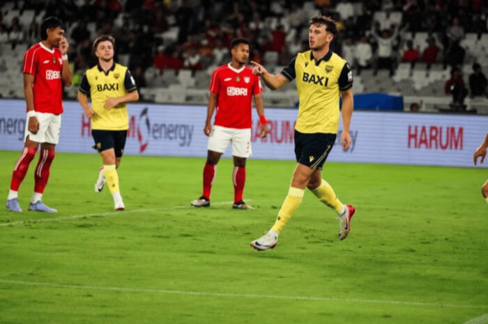 Mark Harris berselebrasi pasca mencetak gol vs Liga 1 All Star.