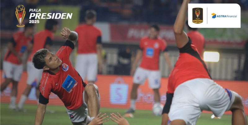 Pemanasan para pemain yang akan bertandi di Piala Presiden.