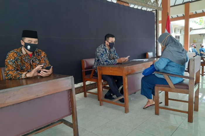 Penyaluran bansos di Desa Trimurti