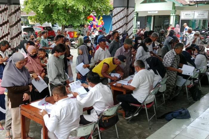 Penyaluran Bansos di Daerah Tirtonirmolo.