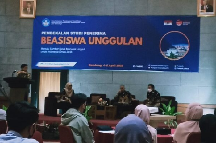 Mahasiswa S2 yang bersiap mendaftar beasiswa unggulan Kemendikdasmen.