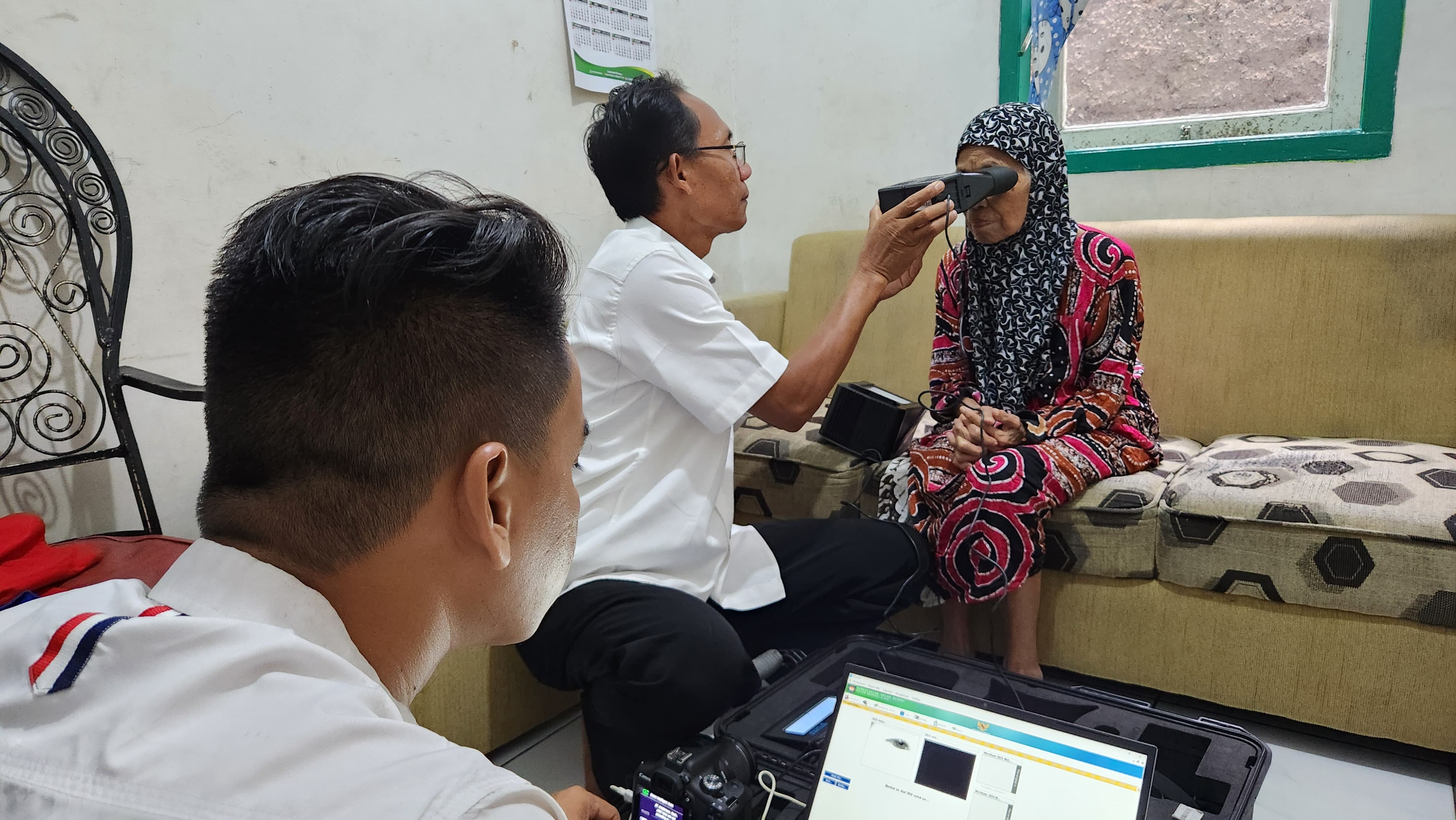 Petugas Disdukcapil Kota Bogor menyambangi warga yang rentan untuk melakukan perekaman KTP di tempat.