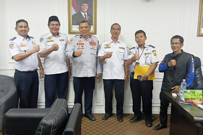 Ketua DPC Organda Kabupaten Bogor, Gunawan bersama jajaran Dinas Perhubungan.