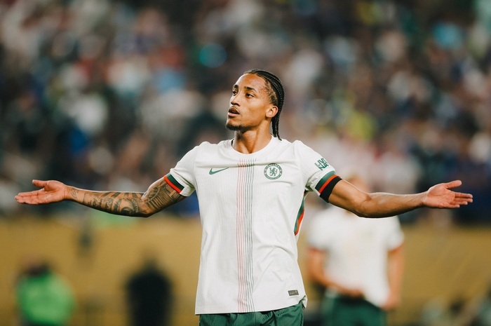 Joao Pedro berselebrasi pasca mencetak gol vs Fluminense.