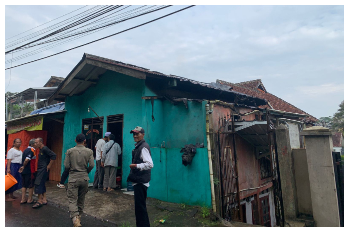Tabung gas bocor menyebabkan kebakaran di sebuah rumah makan Kampung Anyar, Desa Citeko, Kecamatan Cisarua, Kabupaten Bogor, Senin 14 Juli 2025.