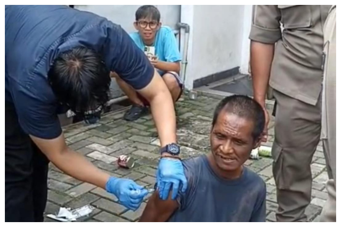 Seorang ODGJ yang bikin resah masyarakat, akhirnya diamankan petugas Satpol PP Kota Depok.