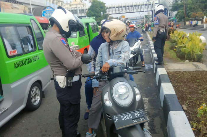 Jajaran Satlantas Polresta Bogot Kota mendapati pengendara yang melanggar peraturan lalu lintas di Jalan Kapten Muslihat dalam Operasi Lodaya 2025.