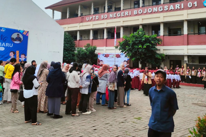 Sejumlah orang tua siswa baru SDN Bojongsari 01 Kota Depok ikut berbaris untuk menyaksikan anaknya masuk sekolah pertama kalinya.