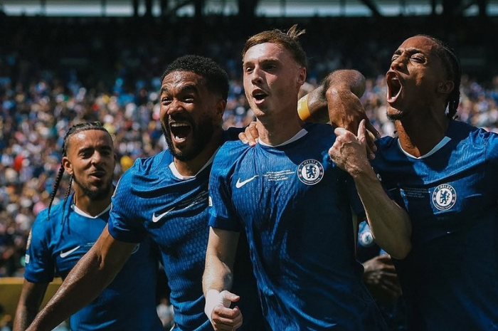 Para pemain Chelsea melakukan selebrasi.