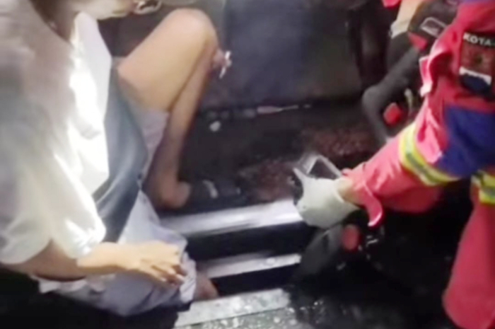 Upaya evakuasi korban terjepit di rel kereta api Paledang.