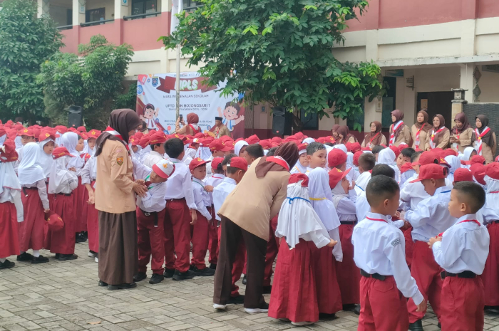 Suasana hari pertama masuk sekolah pukul 06.30 WIB di SDN Bojongsari 01 Kota Depok