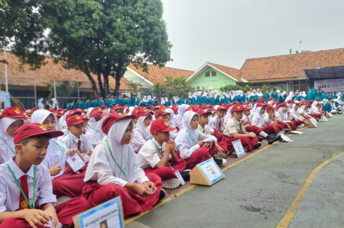 Ratusan siswa baru SMPN 1 Gunung Putri Bogor saat mengikuti upacara.