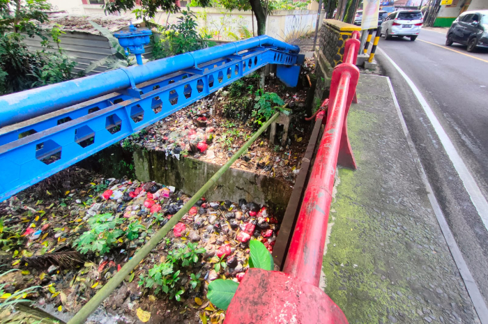 Tumpukan sampah di selokan dekat kantor Kecamatan Sawangan Kota Depok.