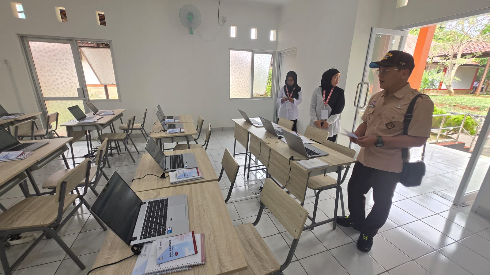 Kepala Dinas Sosial (Dinsos) Kabupaten Bogor, Farid Marup menunjukan sejumlah fasilitas Sekolah Rakyat yang dibangun Kemensos RI.