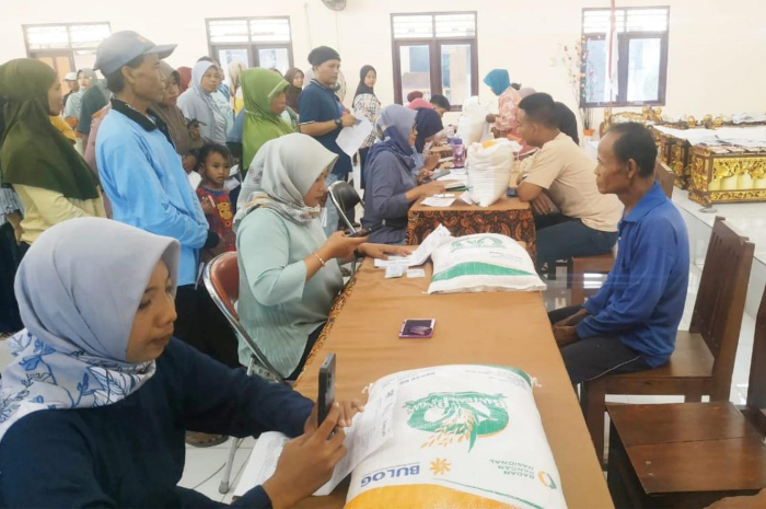 Penyaluran Bansos di Kabupaten Seloharjo