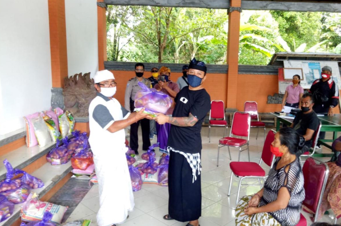 Pembagian Sembako di Desa Mengening