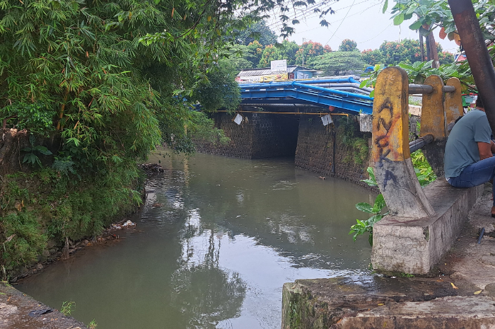 Pertemuan dua sungai penyebab banjir di Kelurahan Tanah Baru, Kecamatan Bogor Utara.