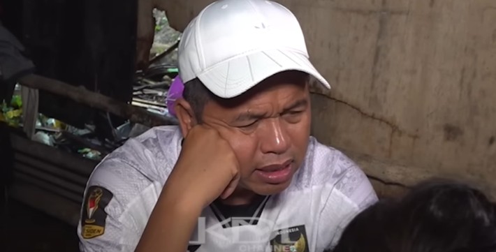 Gubernur Jawa Barat Dedi Mulyadi mendengarkan kisah hidup pasangan suami istri pemulung di TPA Sarimukti