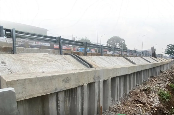 Proyek pengerjaan jalan longsor di Jalan Raya Jakarta-Bogor KM.51, Cimandala, Kecamatan Sukaraja, Kabupaten Bogor selesai.