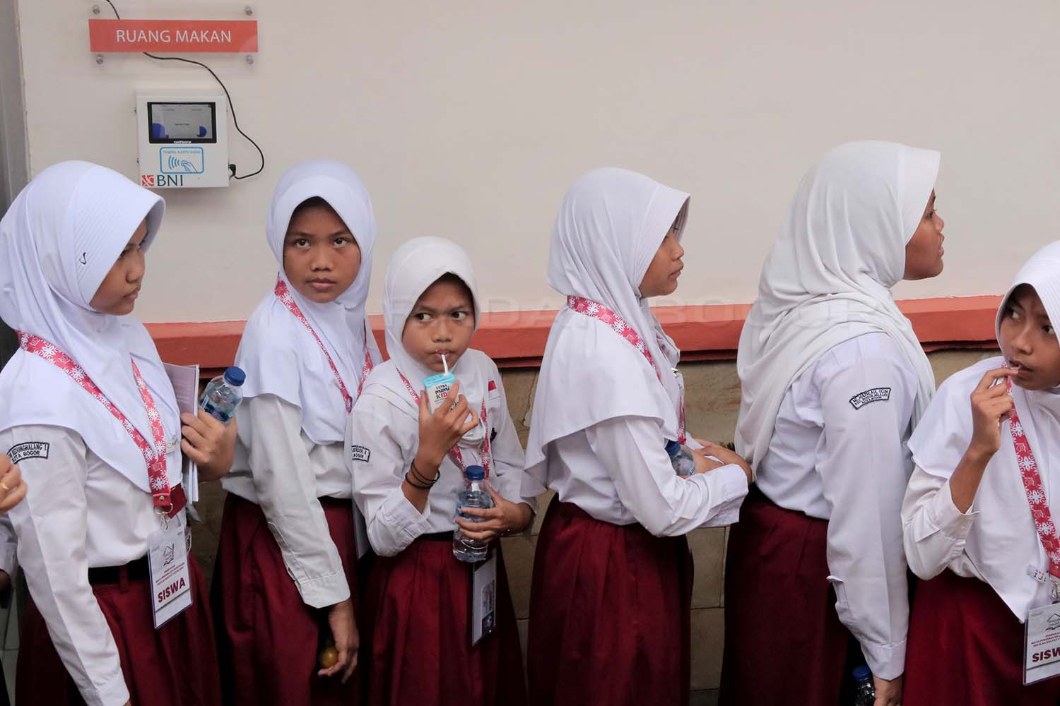 Siswa Sekolah Rakyat Kabupaten Bogor, saat antre makan siang.