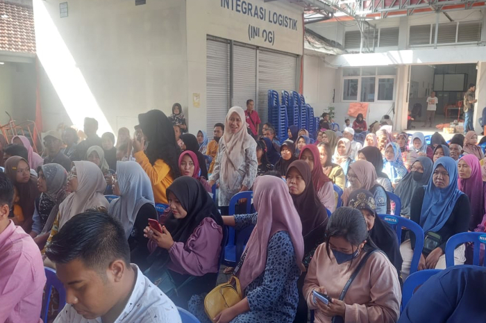 Suasana Antri Bansos di Wilayah Jember