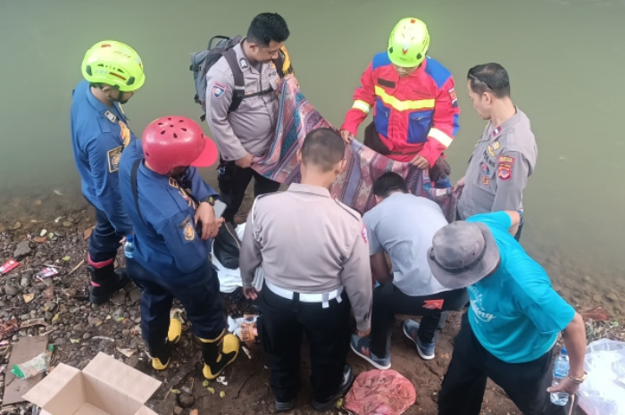Proses evakuasi jasad bayi perempuan yang ditemukan di bantaran Kali Ciluar Bogor Utara.