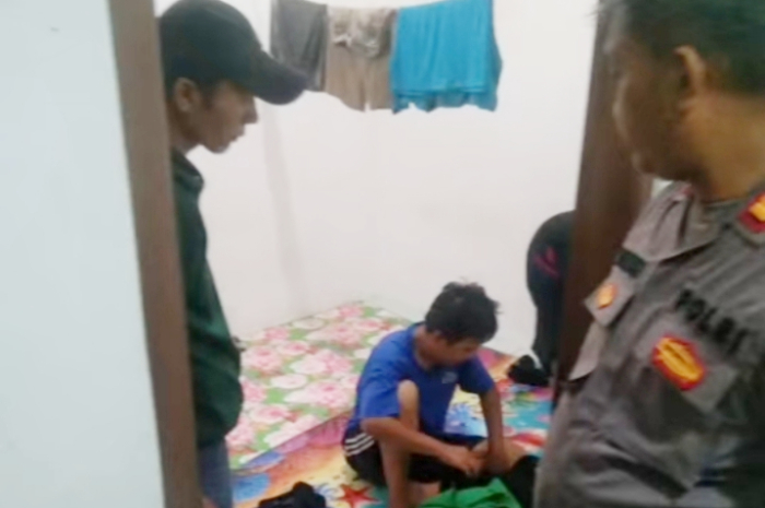 Proses evakuasi warga yang terkunci dalam kamar kontrakan di Curug Mekar, Kota Bogor.