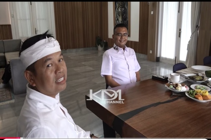Gubernur Jawa Barat Dedi Mulyadi bersama Maula Akbar yang akan menikah dengan Putri Karlina.&nbsp;