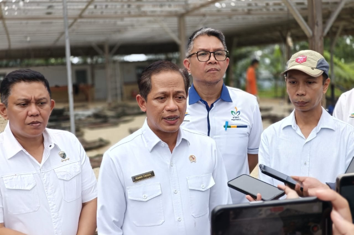 Menteri LH - Kepala BPLH&nbsp;Hanif Faisol Nurofiq saat memberikan keterangan usai memantau pembongkaran bangunan di Cisarua Bogor.