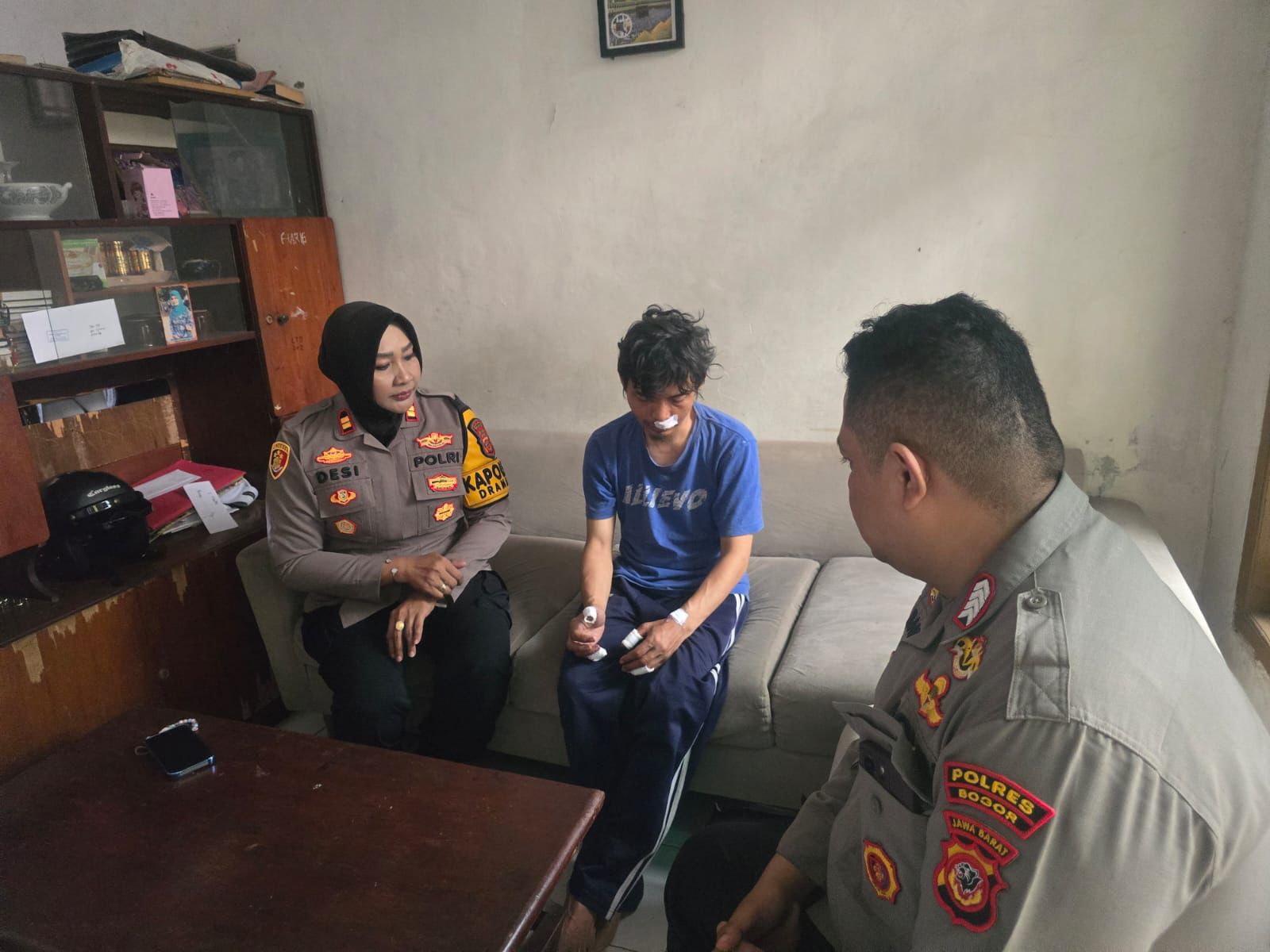 Kapolsek Dramaga Iptu Desi Triana saat berbincang dengan pengemudi ojol yang menjadi korban pembegalan.