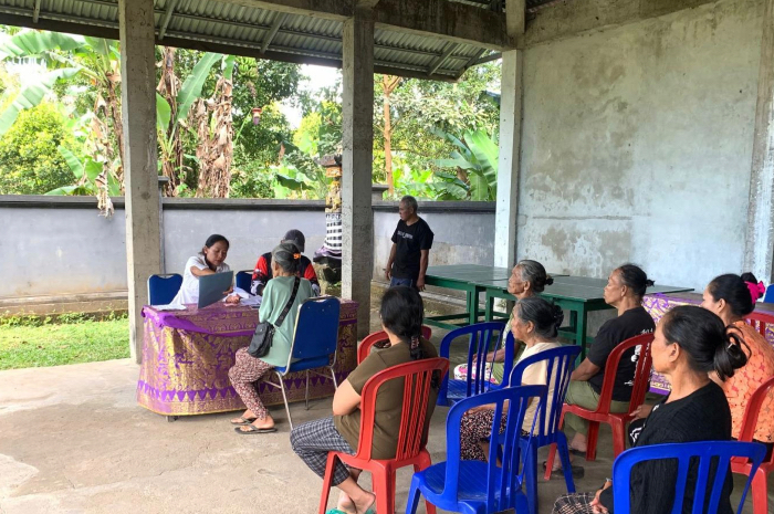 Penyaluran Bansos di Desa Mengening