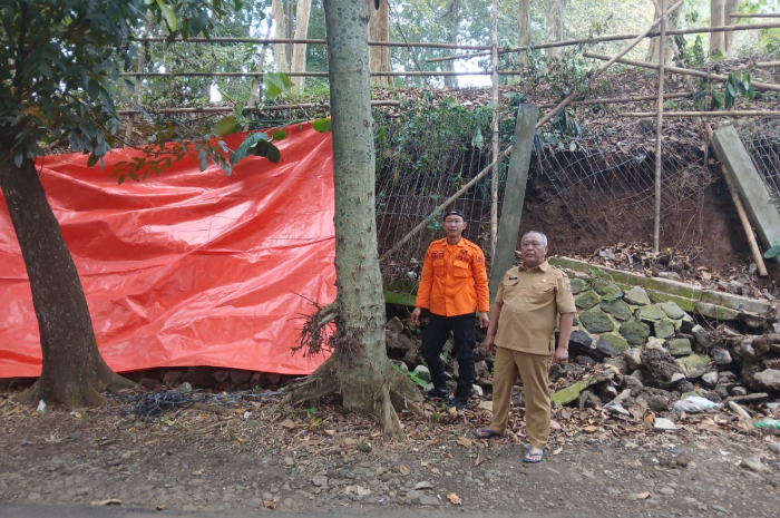 Assement becana longsor di kawasan Kolam Renang Mila Kencana oleh personel BPBD Kota Bogor.
