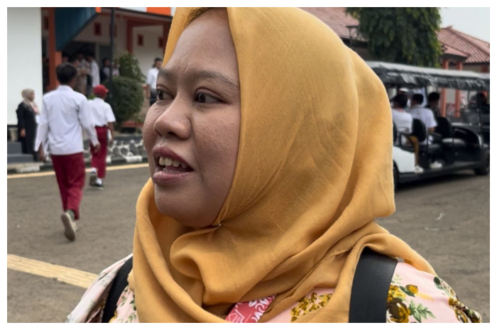 Ina, seorang ibu yang kini kembali semangat menyekolahkan anak perempuannya di Sekolah Rakyat Kabupaten Bogor.