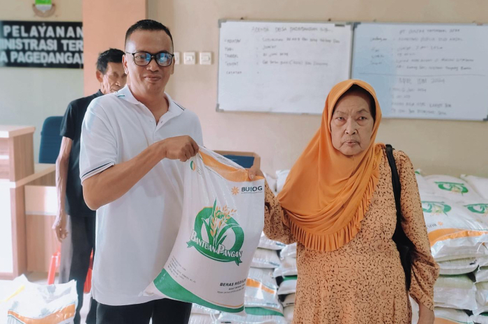 Penyaluran Bansos di Desa Pagedangan