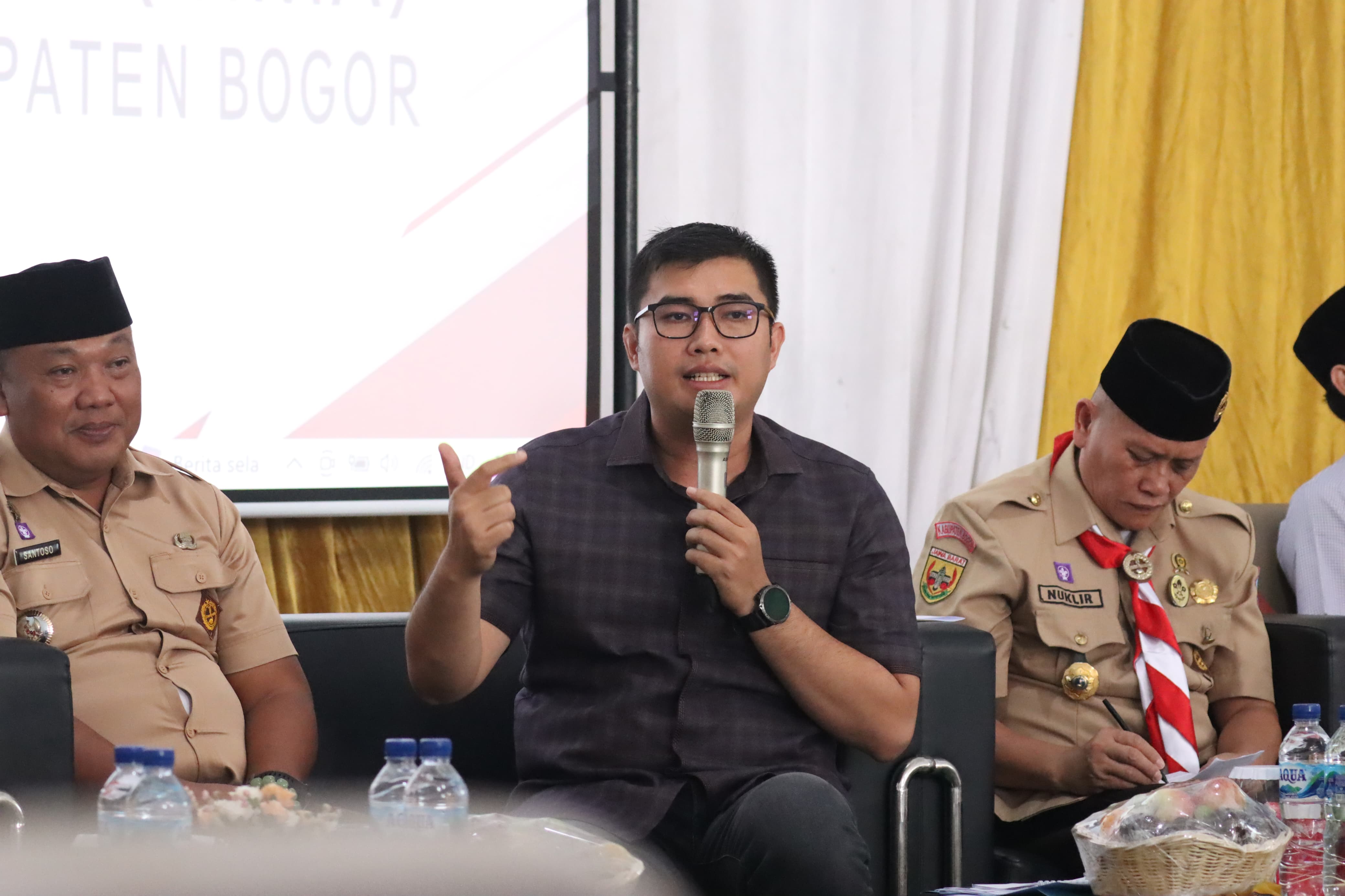 Ketua DPRD Kabupaten Bogor Sastra Winara, melakukan reses di Aula Gedung Serbaguna Desa Koleang, Kecamatan Jasinga, pada Senin 14 Juli 2025.