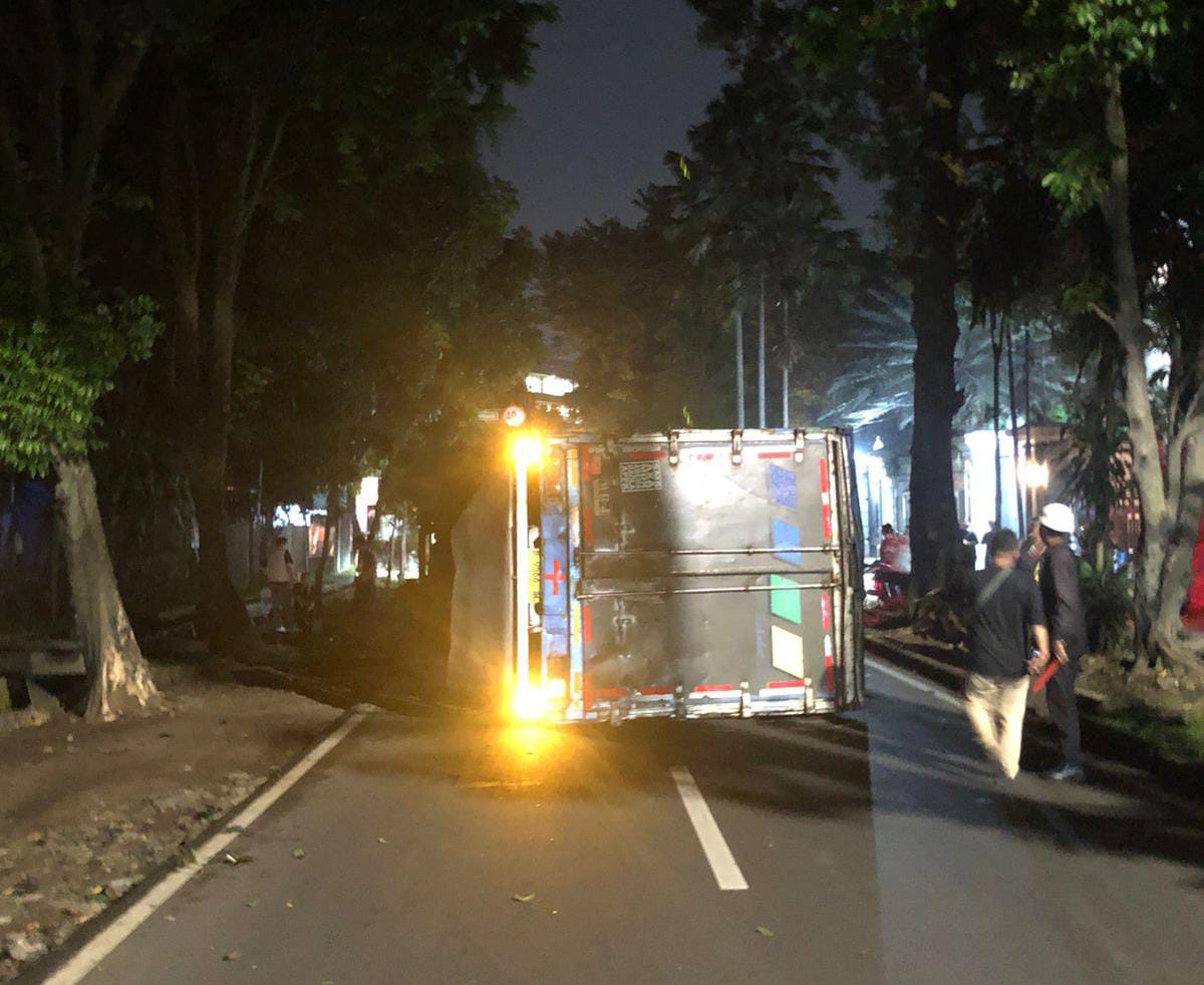 Truk terguling akibat rem blong di Jalan Pemuda, Kecamatan Tanahsareal, Kota Bogor, Selasa 15 Juli 2025.