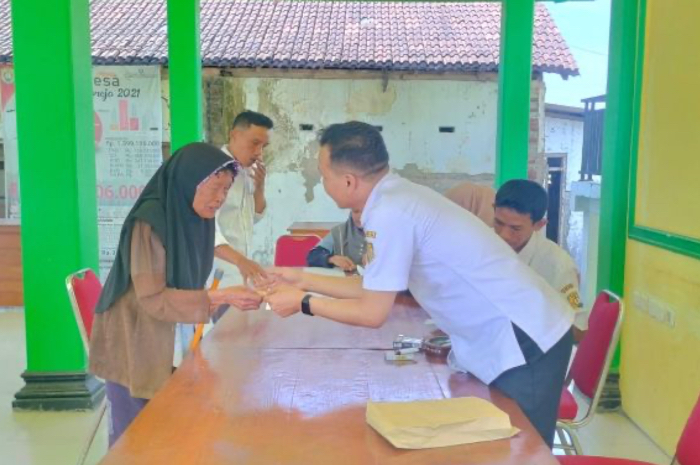 Penyaluran Bansos di Desa Johorejo