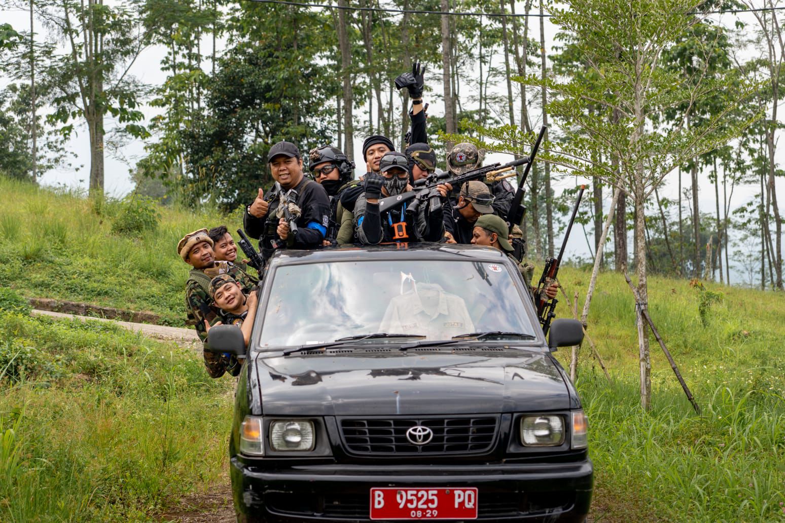 Pecinta Airsoftgun saat mebgikuti kegiatan Sukir Gejos Jilid 2 di Kecamatan Tanjungsari, Kabupaten Bogor.
